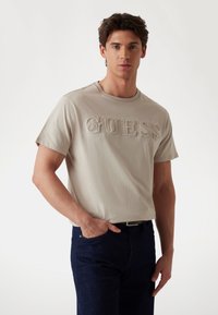 Guess - LOGO EN RELIEF - Marškinėliai su spaudiniu - braun Miniatiūros vaizdas 1