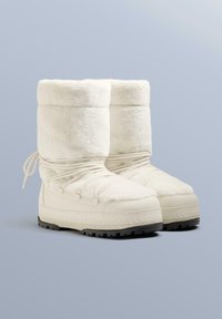 Hvide, bløde vinterstøvler med en høj, blød overdel, snøredetaljer og en gummisål med mønstret slidbane for godt greb.