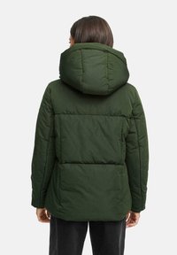 Dunkelgrüne, gepolsterte Jacke mit Kapuze, die über ein gestepptes Design, elastische Bündchen und eine Rückentasche für zusätzlichen Komfort verfügt.