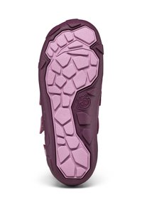 Semelle d'une sandale pour enfants avec un motif de bande de roulement géométrique texturé en rose et violet, présentant un petit logo de visage de singe près de la voûte plantaire.