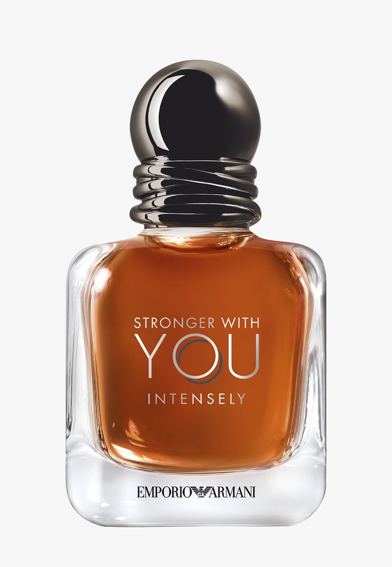 Bottiglia di profumo in vetro trasparente con liquido ambrato, tappo argentato arrotondato, etichettata "Stronger With You Intensely" e "Emporio Armani" alla base.