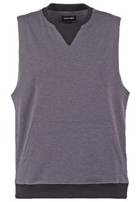 Sudadera sin mangas gris con cuello redondeado, detalles acanalados en el cuello y el dobladillo, y un bolsillo frontal. Textura de tela suave.