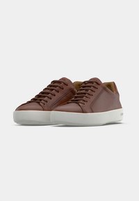 Braune Ledersneaker mit glatter Textur, weißer Gummisohle und dünnen Schnürsenkeln. Verfügt über ein schlichtes Design und eine niedrig geschnittene Silhouette.