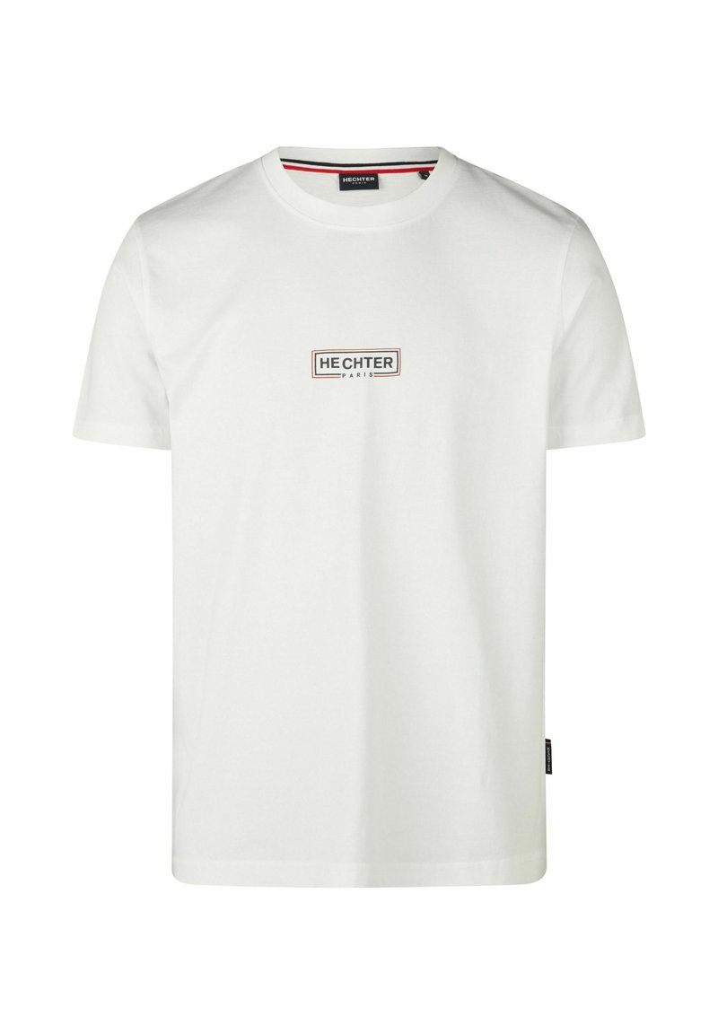 Witte katoenen t-shirt met korte mouwen en een ronde halslijn. Heeft een rechthoekig "HECHTER PARIS" logo in zwart en rood.