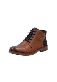 Bottine en cuir marron avec accents noirs, six œillets, bout rond et semelle en caoutchouc texturé. Présente un motif cousu sur le dessus.