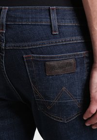 Wrangler SBORO - Calças de ganga de perna direita - el camino