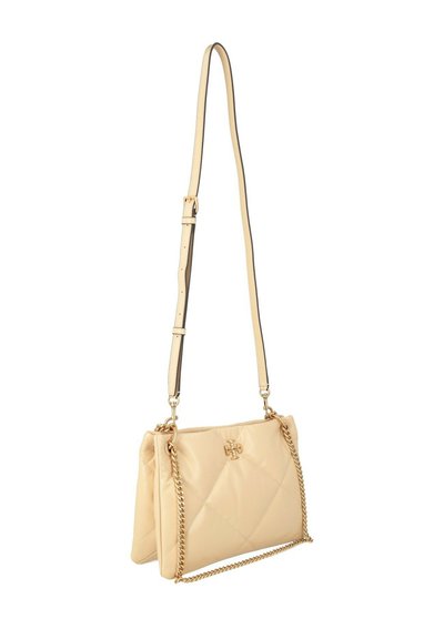 Borsa a tracolla beige trapuntata realizzata in materiale morbido, con una catena dorata e dettagli con logo sulla parte anteriore, caratterizzata da una forma rettangolare.