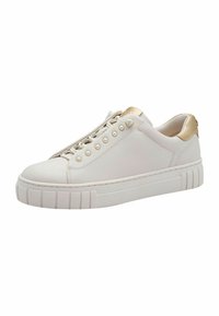 Sneaker bianco in pelle con suola piatta, dettagli metallici dorati sul tallone e borchie decorative sul lato. Texture liscia su tutta la superficie.