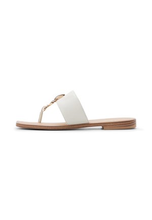 Witte platte sandaal met brede band, gouden kettinkdetail, dunne teenriem en een laags gestapelde beige zool, zijaanzicht op witte achtergrond.
