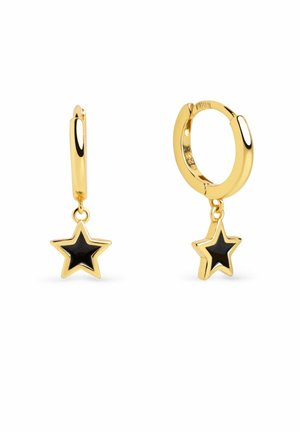 Pendientes de aro dorados con un charm de estrella negra, textura suave y cierre articulado, diseñados para facilitar su uso y añadir elegancia.