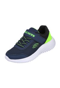 Zapatillas de malla azules con acentos verdes, suela de goma blanca y correa ajustable. Presentan costuras prolijas y una superficie texturizada.