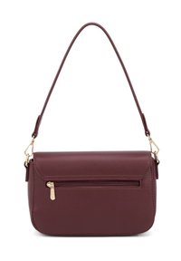 Borsa a tracolla in pelle bordeaux scuro con una singola tracolla, dotata di una tasca frontale con zip e dettagli in metallo dorato.