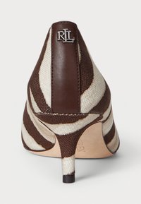 Rudas ir kreminis zebra rašto aukšti kulniukai su odiniais akcentais ir smailiu nosimi, turintys metalinį logotipą ant nugaros.