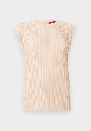 Bež bezrukavna bluza s naborima, okruglim izrezom i suptilnom vertikalnom teksturom, prikazana na bijeloj pozadini.