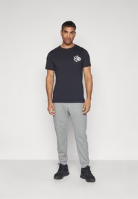 Nike Performance TEE GYM KIT SUMMIT - T-shirts print - black
