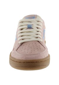 Sneaker in suede rosa con suola in gomma, dotato di lacci crema, dettagli blu sui lati e fori sulla punta per la ventilazione.