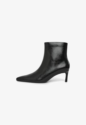 Schwarzer Lederknöchelstiefel mit spitzer Zehe und schlankem mittelhohem Absatz, seitlich auf weißem Hintergrund gezeigt.