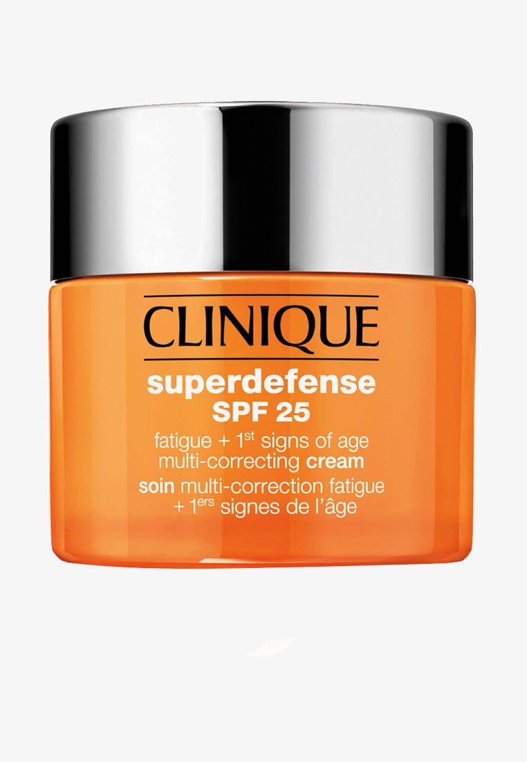 Clinique Superdefense SPF 25 krem i en klar oransje krukke med en skinnende sølvhette. Har svart tekst som angir anti-aging fordeler.