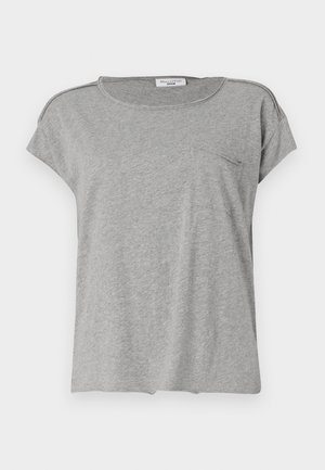 Grå t-shirt med kort ärm i mjukt material. Har rund hals och en liten bröstficka. Enkel design utan mönster eller tryck.