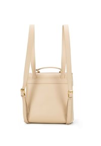 Beżowy skórzany plecak z regulowanymi paskami na ramiona oraz uchwytem na górze. Posiada minimalistyczny design i złote akcenty. Gładka faktura.