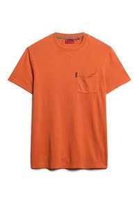 Orange bomulds t-shirt med korte ærmer, rund halsudskæring og en lomme på venstre bryst. Har en lille mærkelabel på lommen.