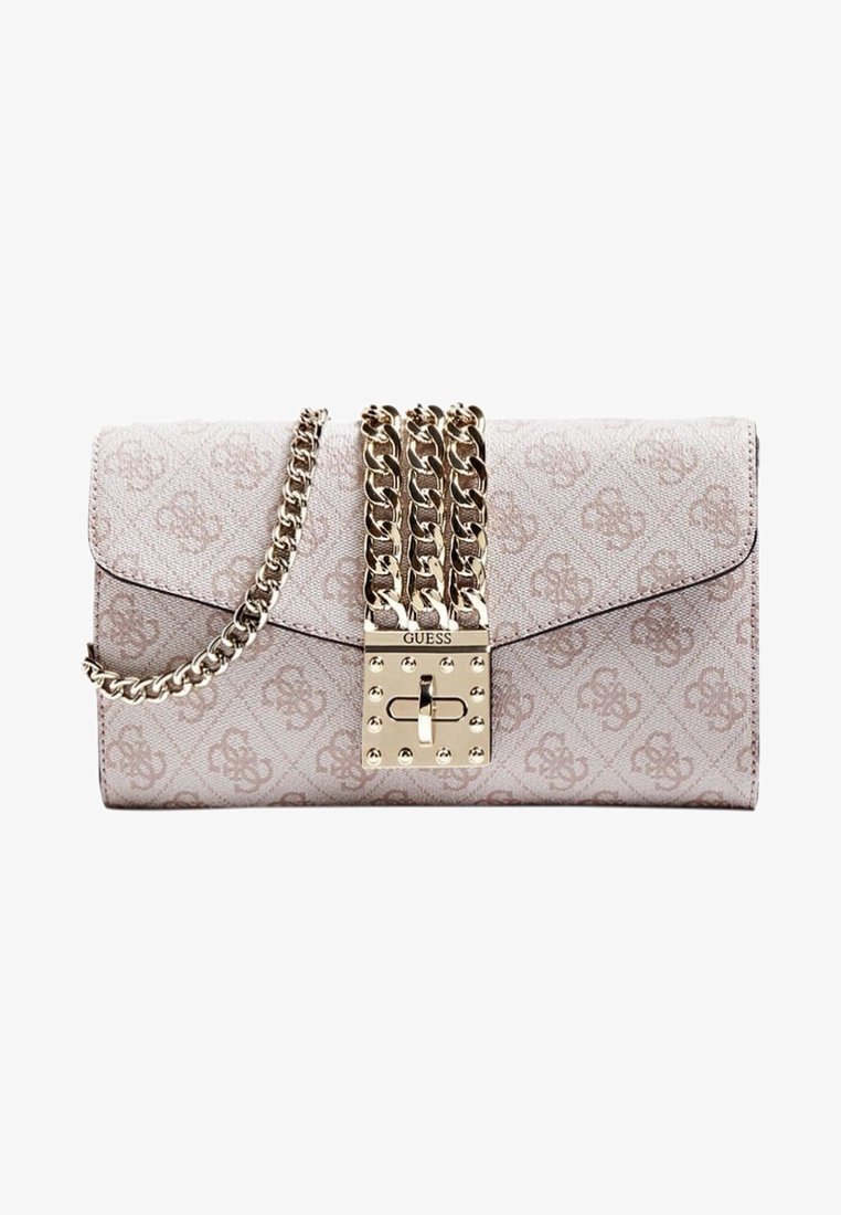 Pochette Guess beige avec motif monogramme, bandoulière chaîne dorée et fermoir tourniquet doré sur le rabat avant.