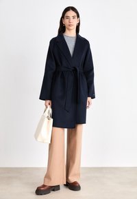 Tommy Hilfiger BELTED COAT - Klasisks mētelis - desert sky