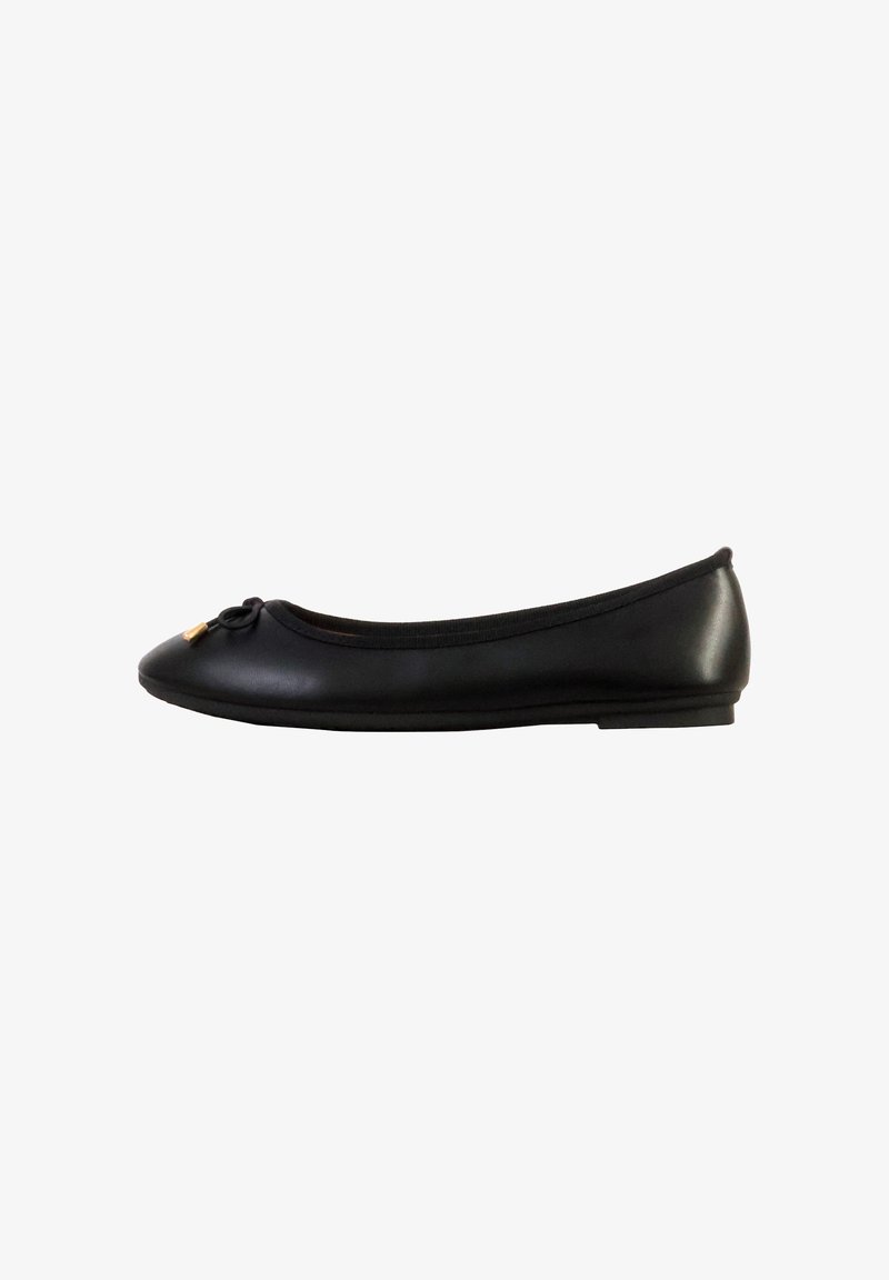 Chaussure ballerine noire à bout arrondi, petit nœud à l'avant et talon bas, vue de côté sur fond blanc.