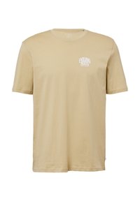 Beige katoenen t-shirt met korte mouwen. Met een witte bedrukte logo "EVOLVING ROOTS" op de linkerborst. Soepele textuur, klassieke pasvorm.