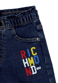 Džíny z denimu s elastickým pasem, tmavě modré barvy, s vícolorovými vyšívanými nápisy "RICHMOND" a "JOHN" na přední kapse.