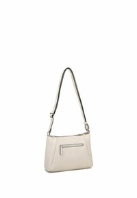 Bolso de mano de imitación piel beige con un diseño diagonal, ribete negro, correa ajustable y un bolsillo frontal con cremallera. Textura suave con un hardware mínimo.