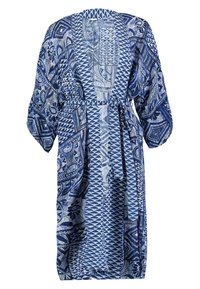 Niebieska i biała sukienka w stylu kimono z szerokimi rękawami i paskiem w talii.