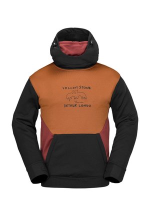 Sudadera con capucha con un diseño de bloques de colores texturizados en naranja, negro y burdeos. Presenta una impresión frontal de un logo de murciélago y cuello ajustable.