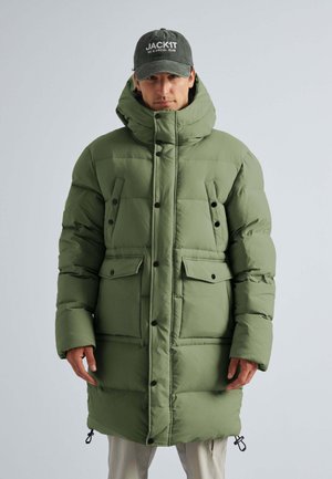 Puffer jacket in muted green, featuring a high collar, two front pockets, and black snap fasteners. Smooth texture with insulation.