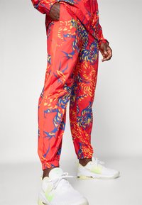 Nike Performance FC BARCELONA ESSENTIAL PANT - Equipación de clubes - university red/university gold