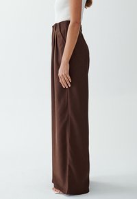 WILLA BILLOW - Pantaloni - chocolate