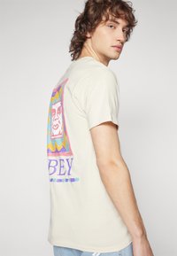 Obey Clothing THROWBACK UNISEX - Marškinėliai su spaudiniu - cream