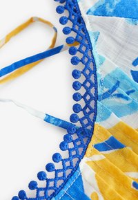 Next SHORT SLEEVE PLEAT FRONT - Blúz - blue yellow leaf print