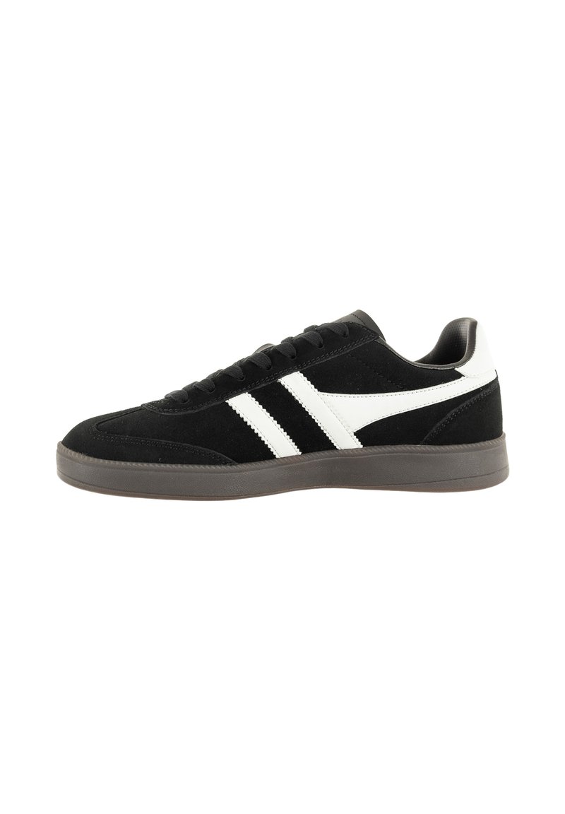 Zapatillas de ante negras con rayas blancas, diseño texturizado, suela acolchada y silueta baja. Suela exterior de goma duradera.