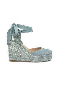 Scarpa con zeppa in suede azzurro chiaro e piattaforma in juta intrecciata. Presenta un cinturino alla caviglia testurizzato e lacci in raso per una vestibilità regolabile. Design con punta arrotondata.