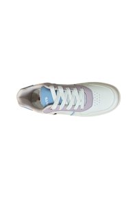 Zapatilla blanca con acentos en púrpura pastel y azul claro, punta redonda, detalles perforados y cordones blancos sobre una superficie texturada.
