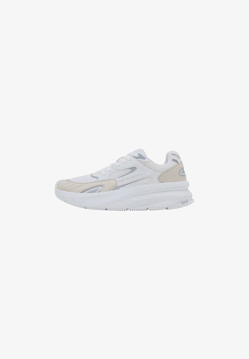 Zapatillas deportivas blancas con parte superior de malla, acentos en beige, suela texturizada y detalles reflectantes. Puntera redondeada y diseño de media suela acolchada.