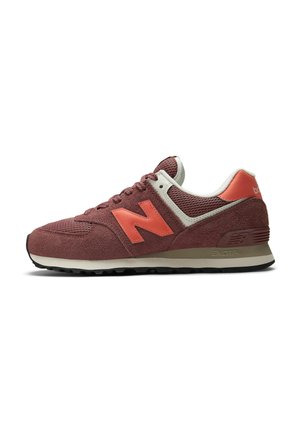 Baskets pour hommes New Balance couleur bordeaux et corail avec dessus en suède et mesh, semelle intermédiaire ENCAP et semelle extérieure noire, vues de profil.