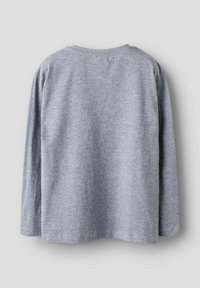 Hall pikkade varrukatega särk, valmistatud pehmest kangast. Omadused: ümara kaelusega ja lahtise lõikega disain. Sile tekstuur ilma mustrite või aktsentideta.