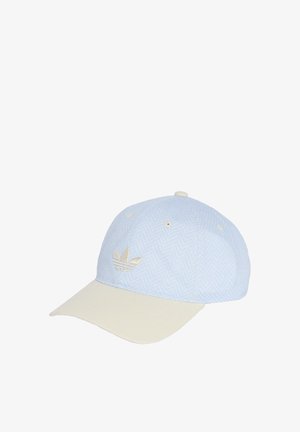 Lichtblauwe pet met een witte klep met een subtiel visgraatpatroon en een wit Adidas-logo op het voorpaneel.