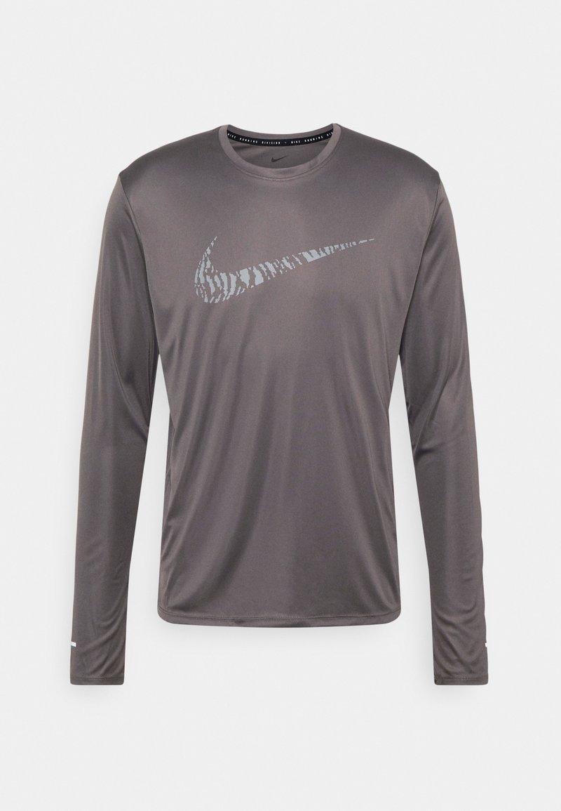 Herren Shirts | Nike Performance MILER Sport T-shirt cave stone/grau - WX88627 Herren Shirts | Nike Performance MILER Sport T-shirt cave stone/grau - WX88627