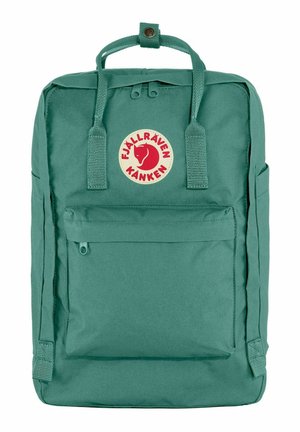 Zaino Fjällräven Kanken verde con forma rettangolare, tasca frontale con zip, patch del logo e due manici superiori. Realizzato in materiale durevole.