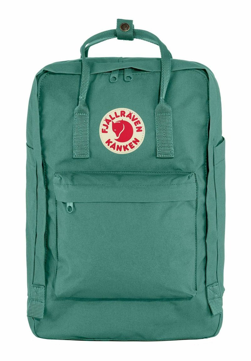 Mochila Fjällräven Kanken verde con forma rectangular, bolsillo frontal con cremallera, parche con el logo y dos asas superiores para llevar. Fabricada con material duradero.