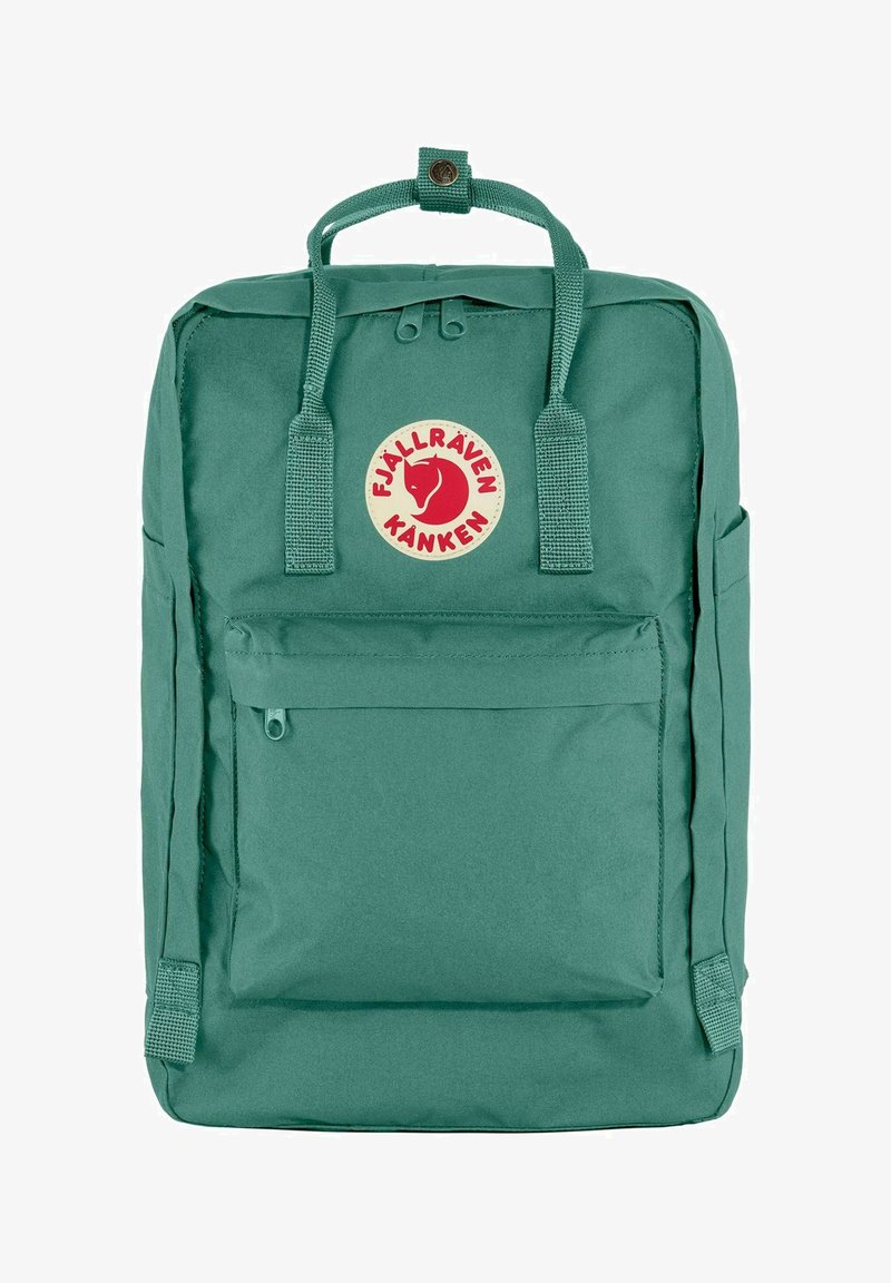 Zelený batoh Fjällräven Kanken obdélníkového tvaru s přední kapsou na zip, logem a dvěma horními úchyty. Vyroben z odolného materiálu.