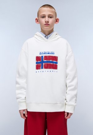 Weißer Kapuzenpullover mit grafischem Druck in Rot und Blau, mit gerippten Bündchen und Saum, kombiniert mit roten, locker sitzenden Hosen.